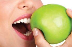 Bild einer Frau, die in einen Apfel beißt